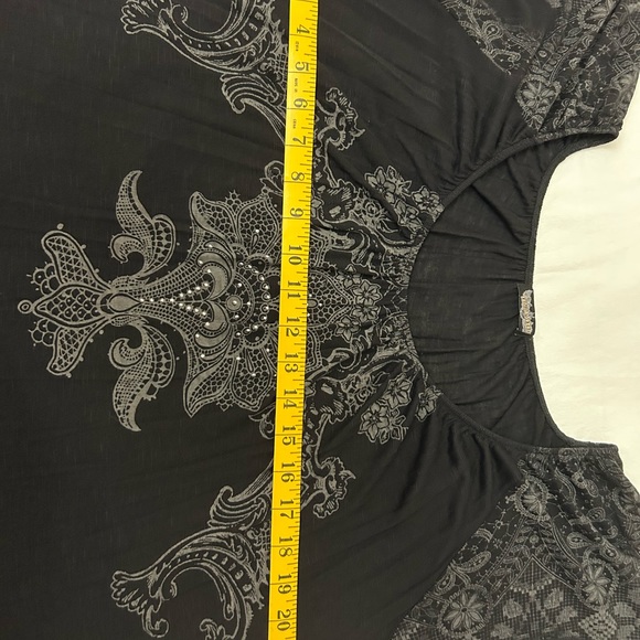 EUC Size medium black and gray patterned tee from Vanilla Sugar. - Picture 5 of 7